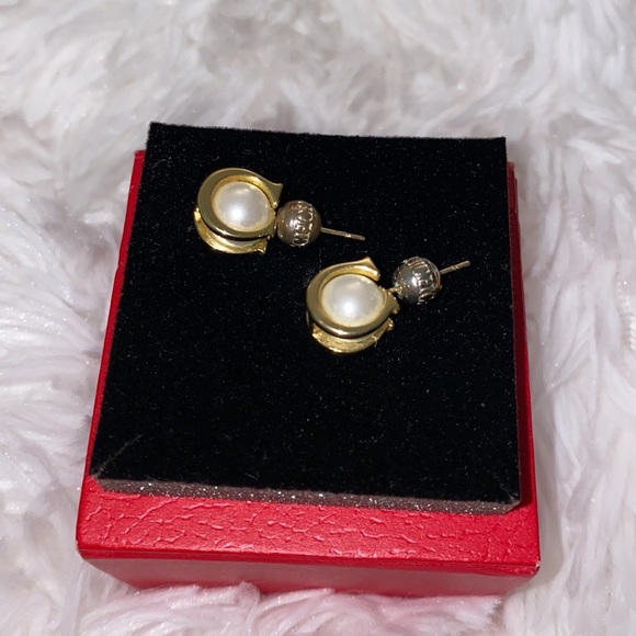 Carolina Herrera pearl earrings